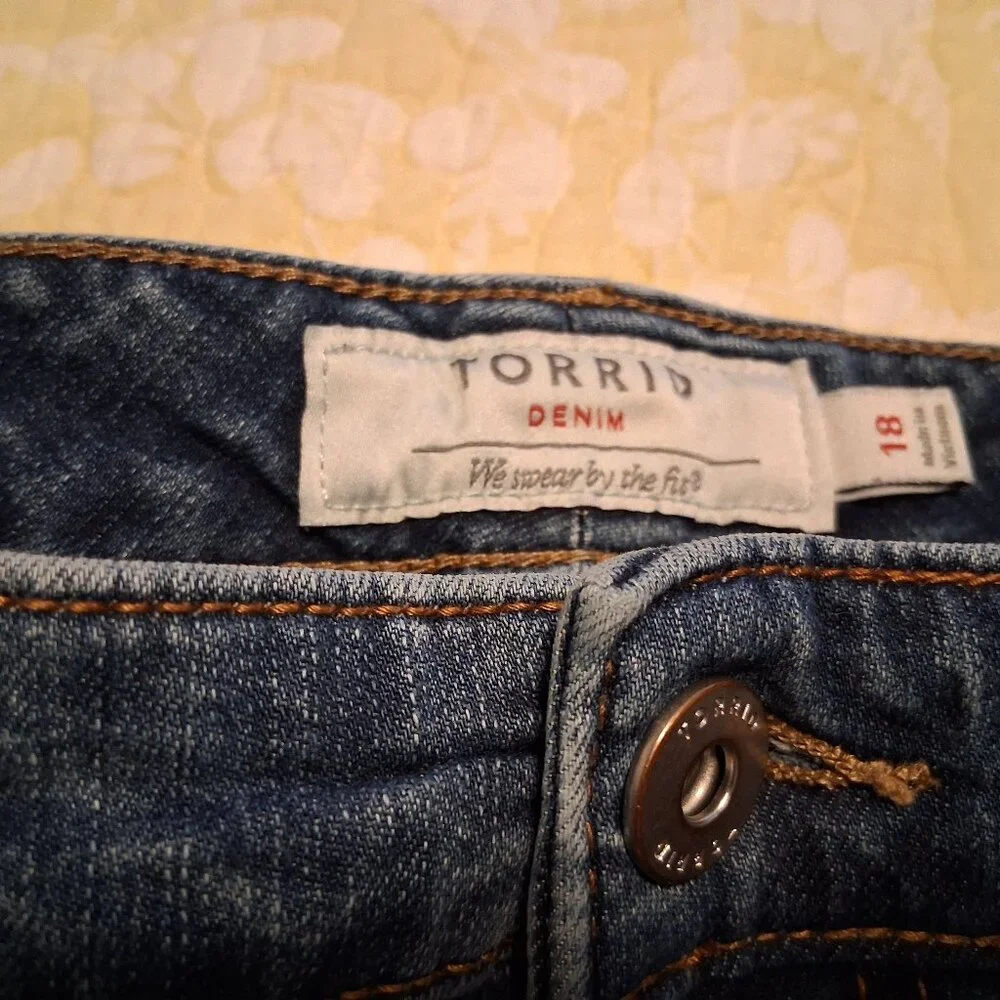 Women's Shorts, Torrid, Medium blue, size 18 - Picture 2 of 4